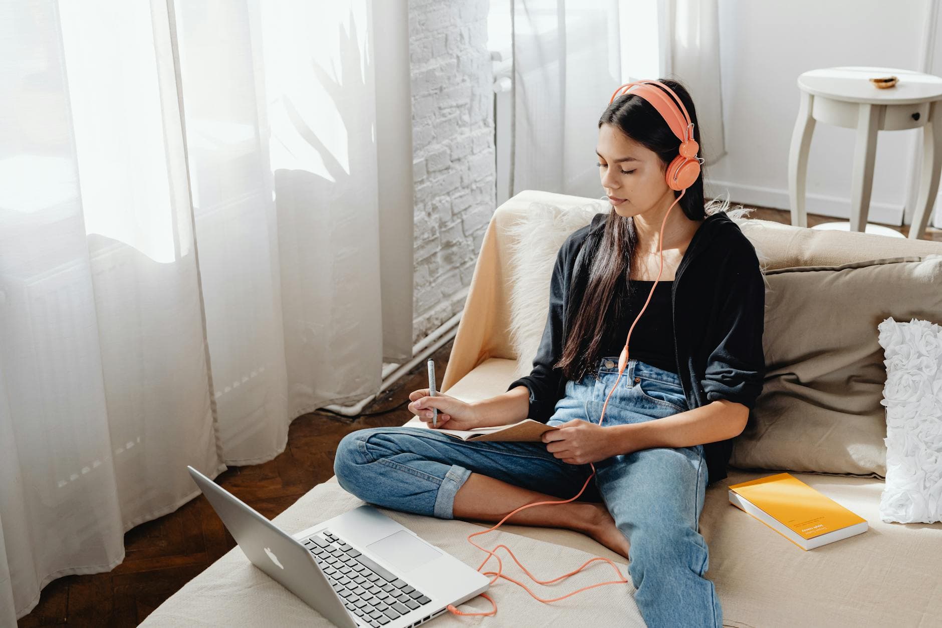 How to Balance Study and Online Income Using AI supporting image