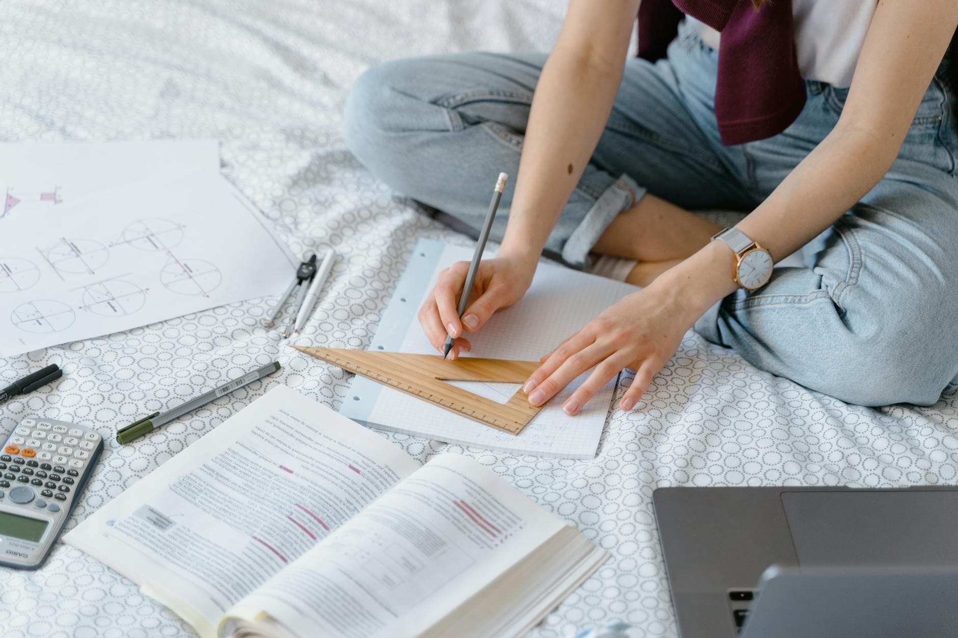 How to Start Earning While Studying Using AI Tools supporting image