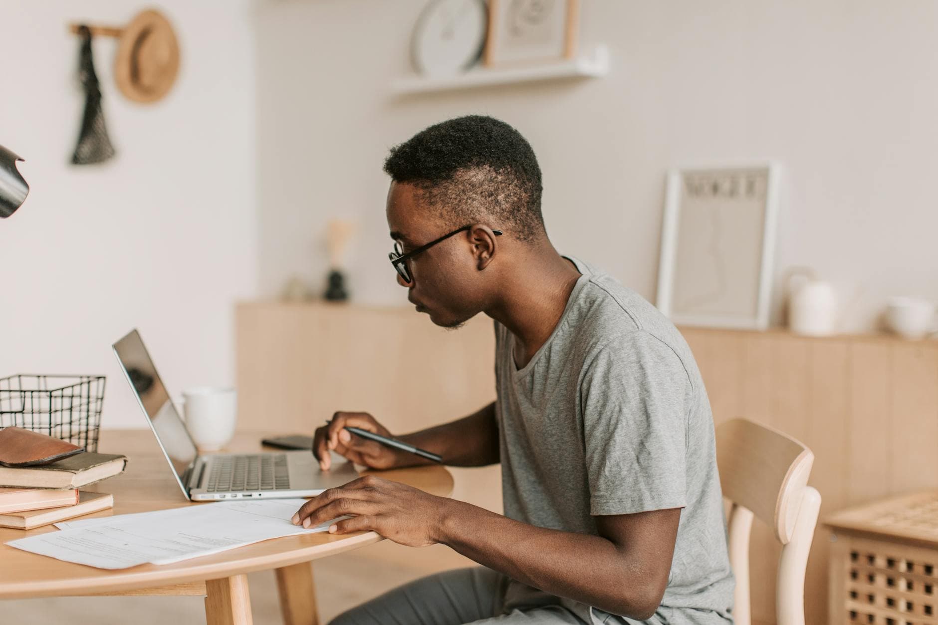 How to Use AI Tools to Start Freelancing in 2026 supporting image